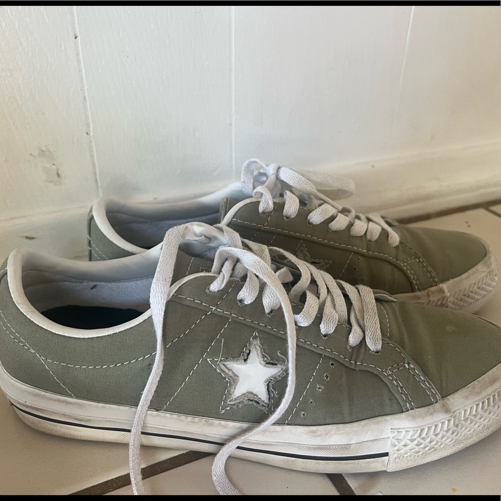 Converse size 9.5 womens// 8 mens